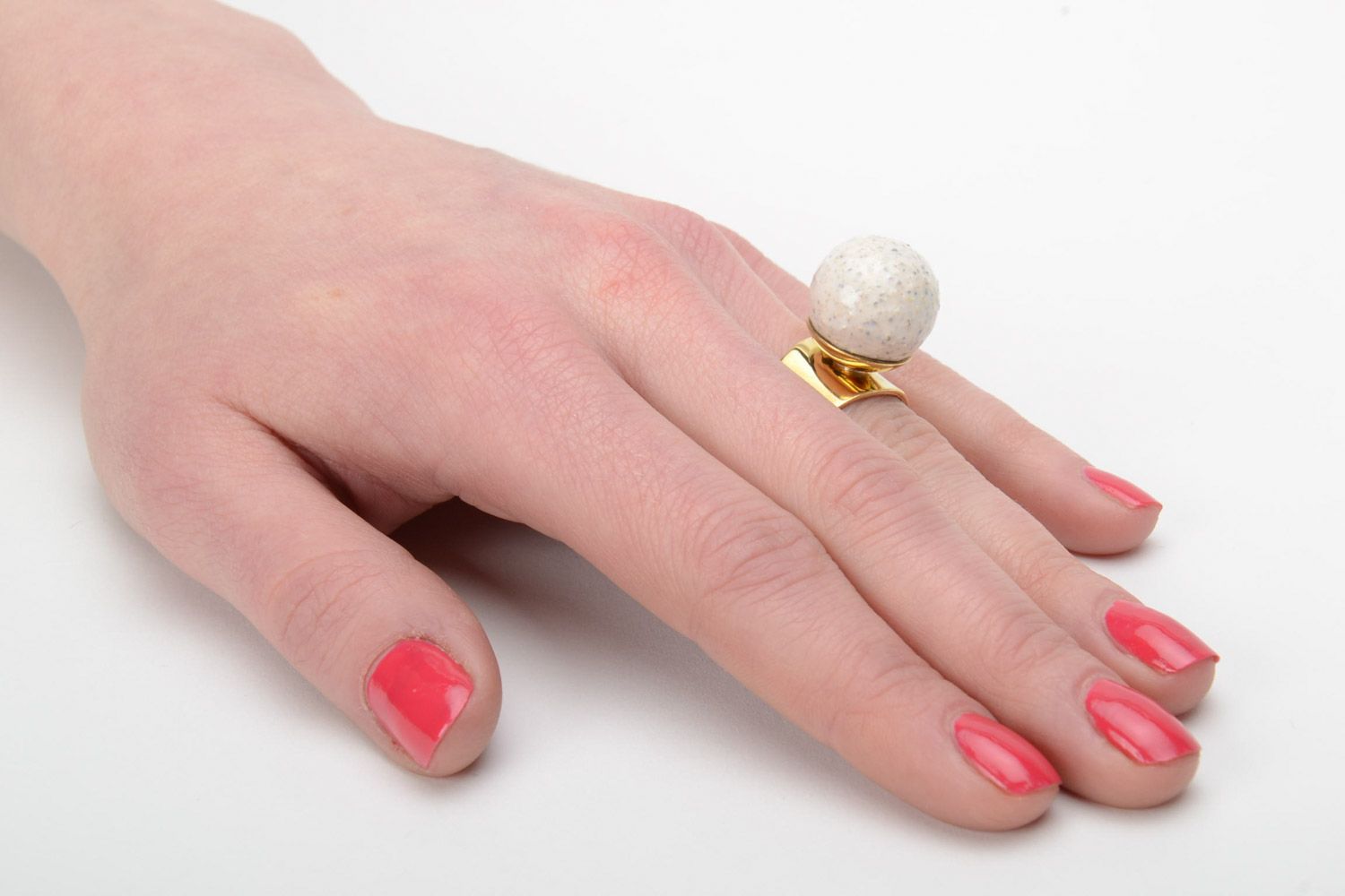 Voluminöser weißer metallischer Ring mit Verzierung aus Fayence für Frauen foto 5