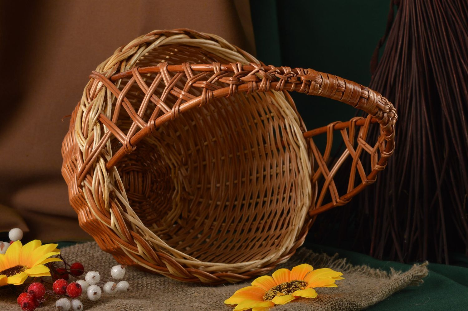 Плетеная корзина маленькая ручной работы изделие из лозы подарок женщине фото 1