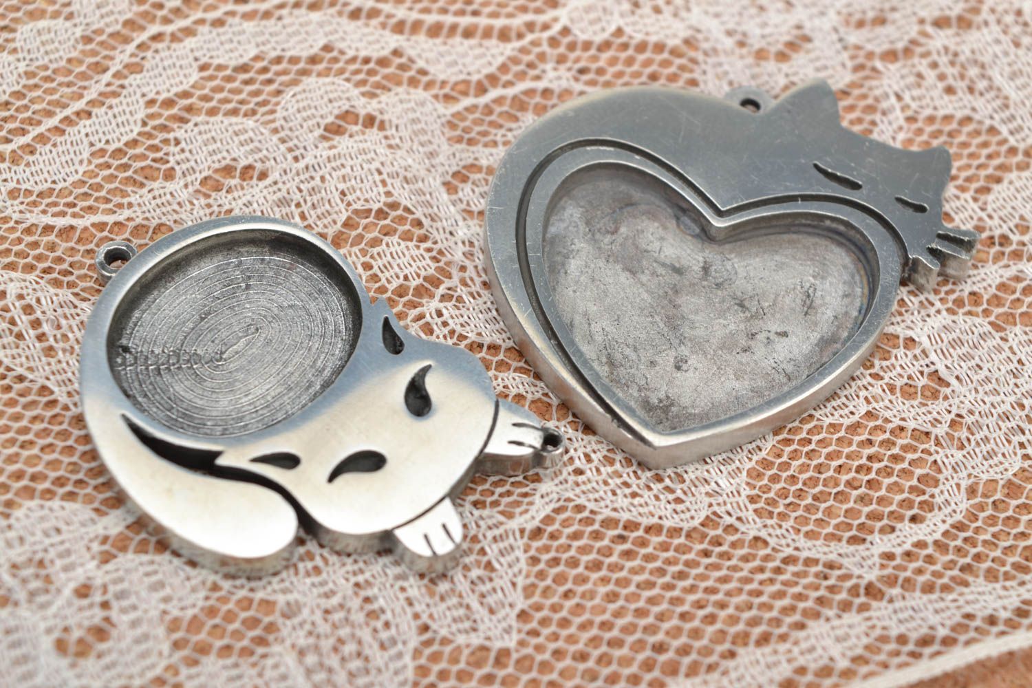 Set de supports pour pendentifs en métal faits main chat et coeur 2 pièces photo 1