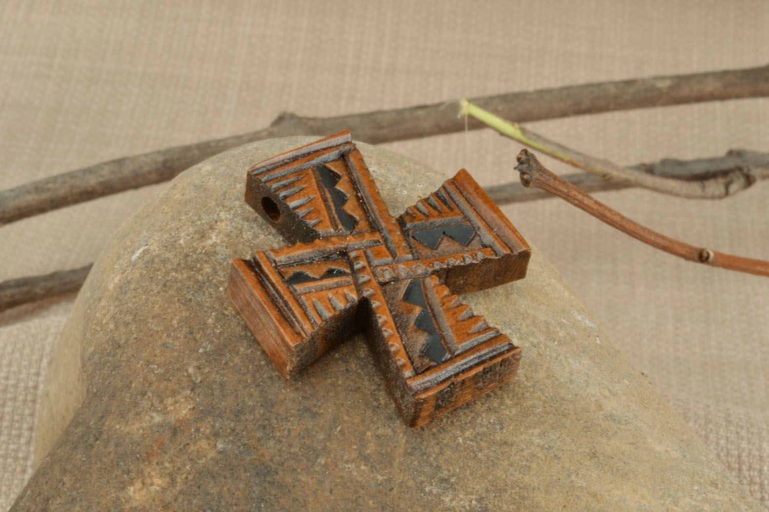 Деревянный крест ручной работы фото 1