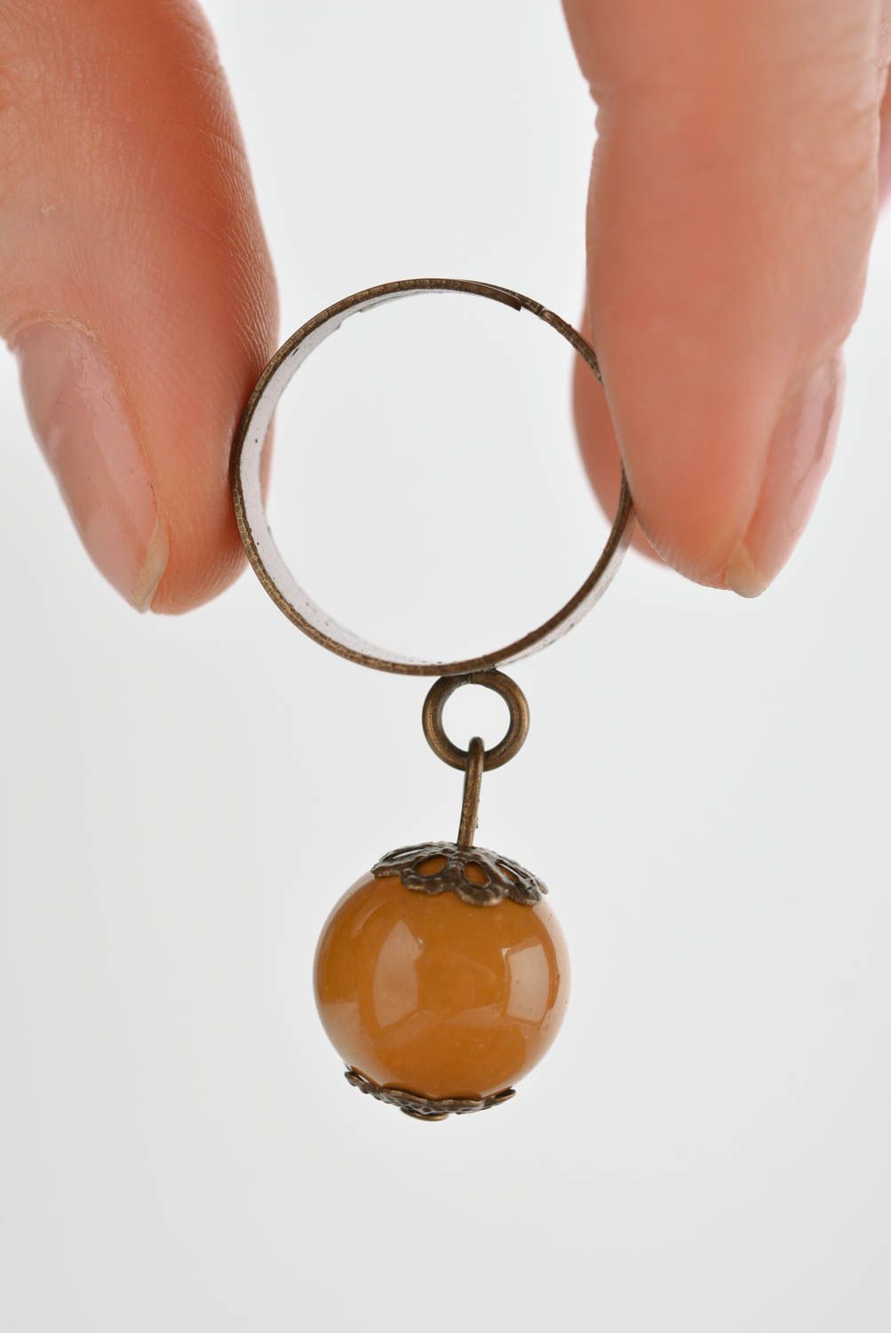 Кольцо ручной работы кольцо с бусиной горчичного цвета металлическое украшение фото 4