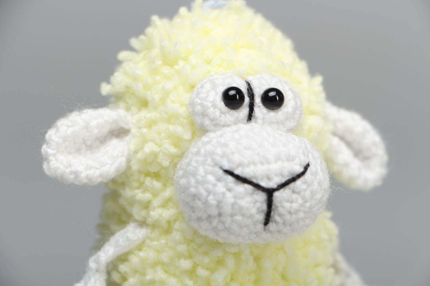 Симпатичная мягкая вязаная игрушка в виде овечки фото 2