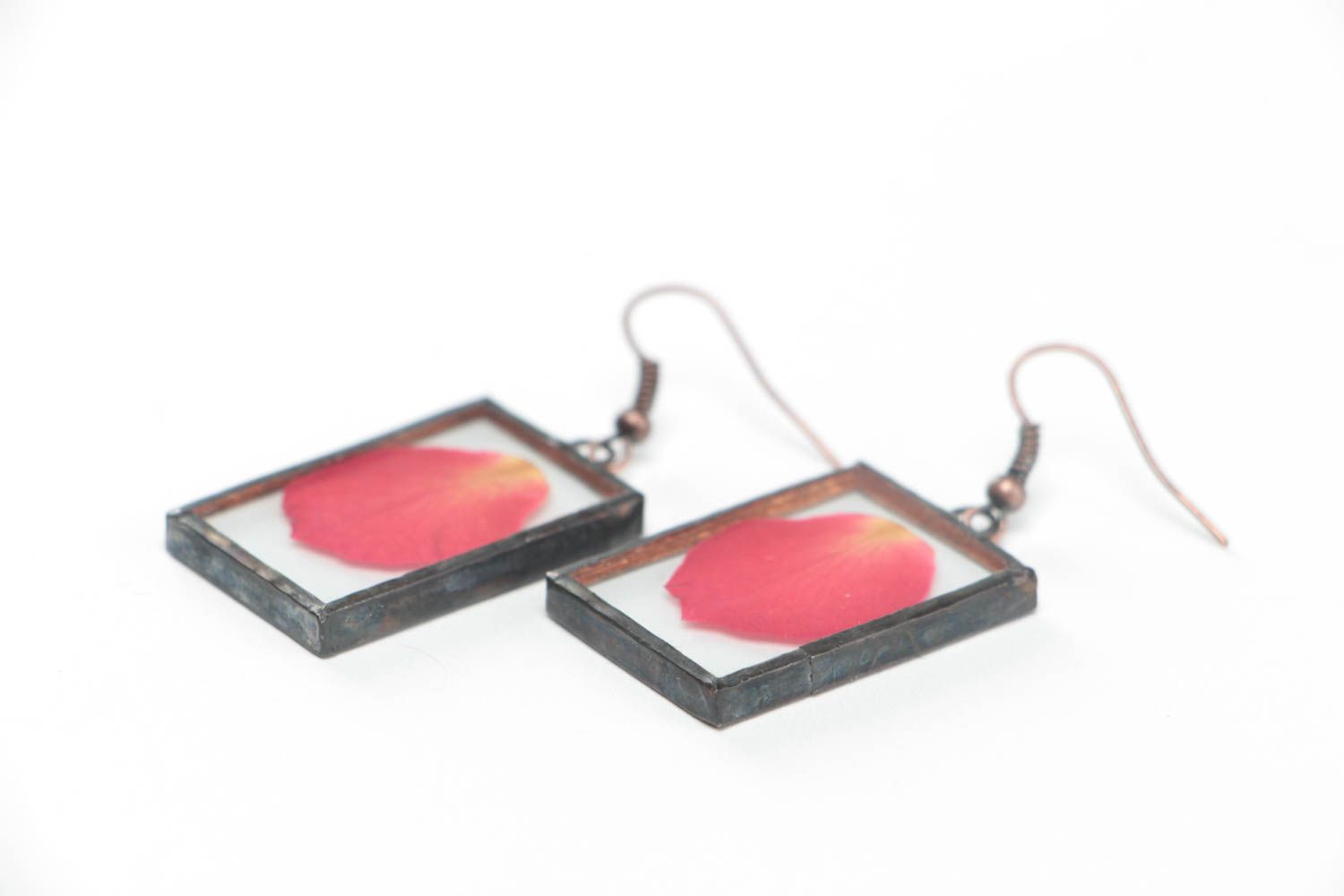 Pendientes artesanales rectangulares con pétalos rojos bajo el cristal foto 3