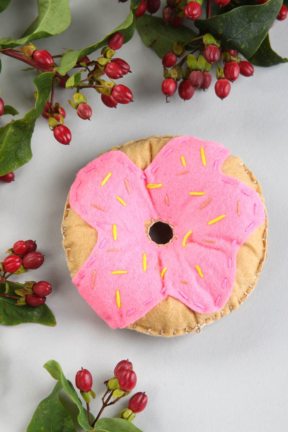 Peluche donut rose faite main Doudou en feutrine original Cadeau pour enfant photo 1