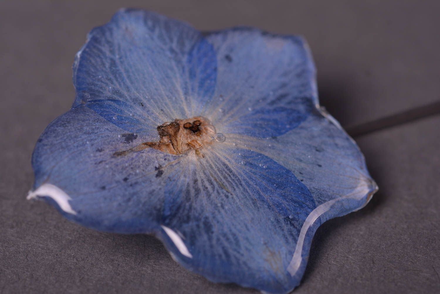 Broche bleue Bijou fait main fleur naturelle résine époxyde métal Cadeau femme photo 4