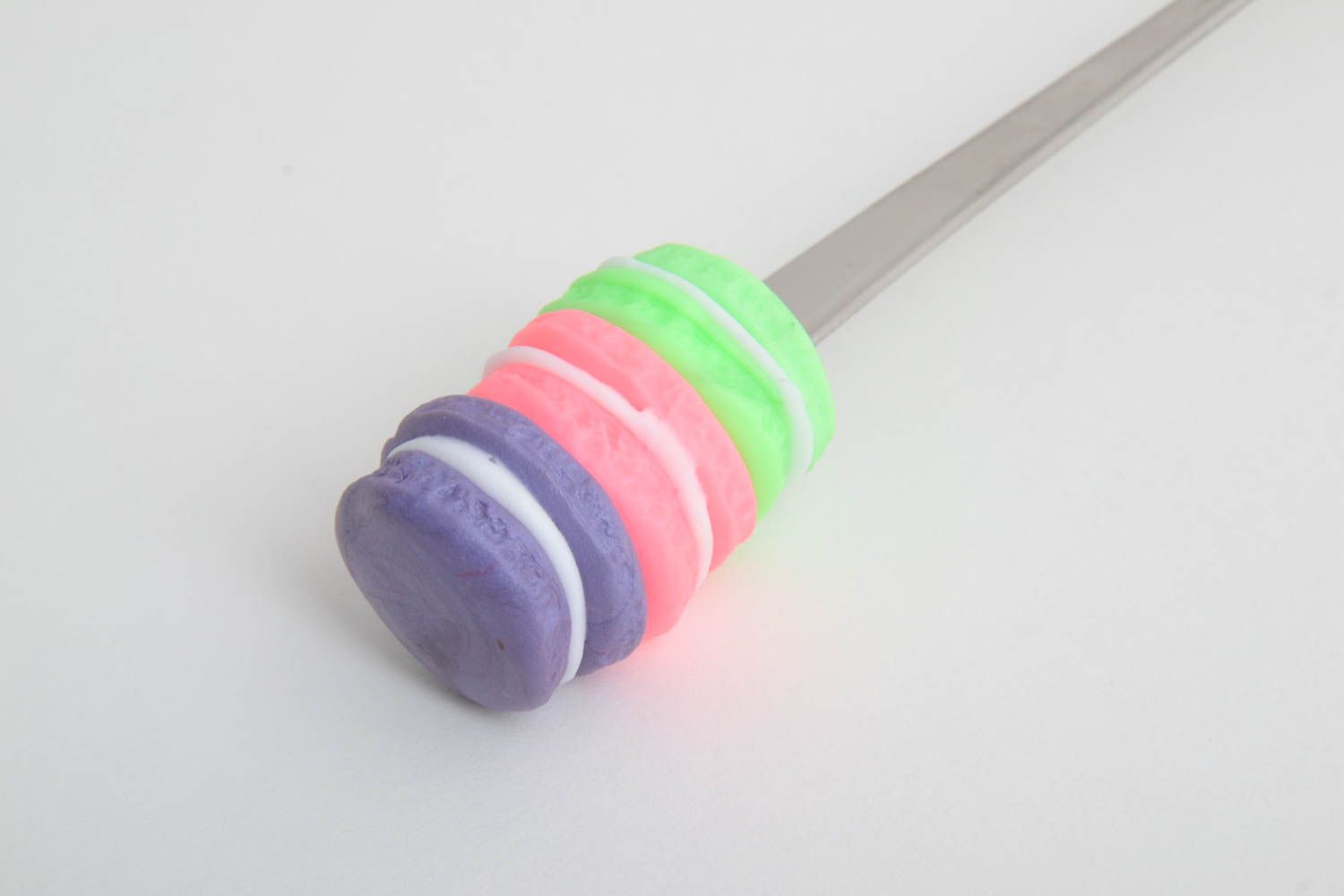 Десертная ложка с ручкой из полимерной глины ручной работы яркая с макарунами фото 5