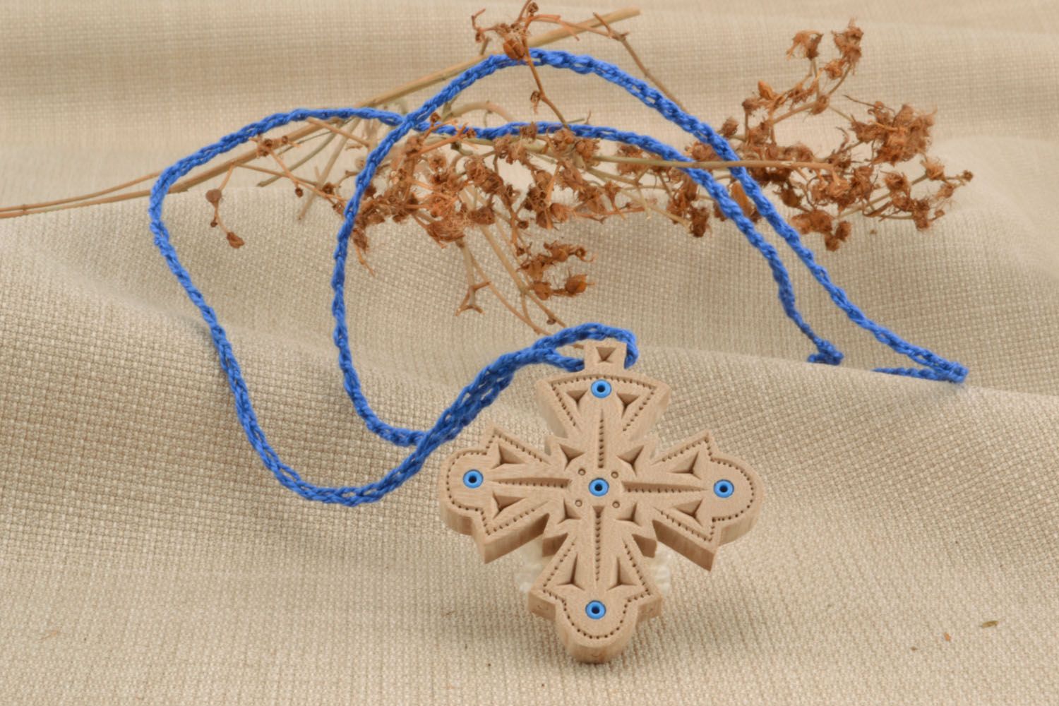 Деревянный крест с инкрустацией бисером фото 1