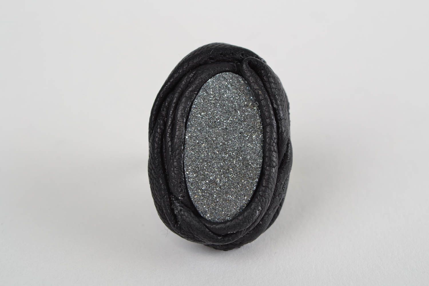 Кольцо с натуральным камнем гематитом в кожаной оправе ручной работы овальное фото 2