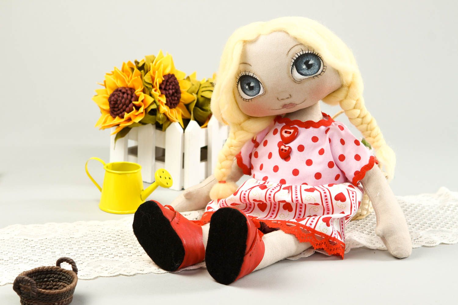 Bambola bella in cotone fatta a mano pupazzo tessile originale decoro casa
 foto 1
