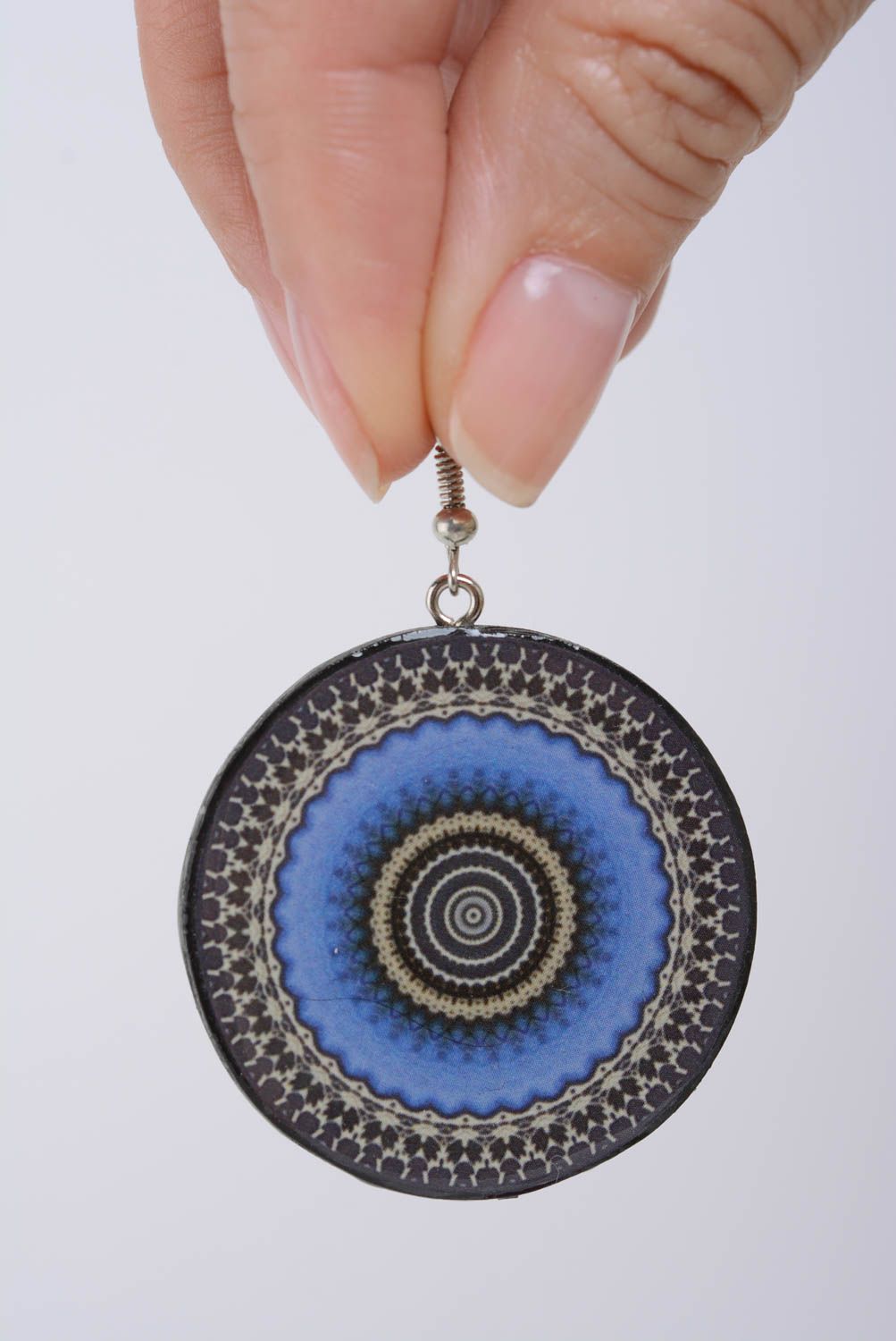 Künstlerische runde Ohrringe aus Polymer Ton in Blau mit Ornament Decoupage foto 4