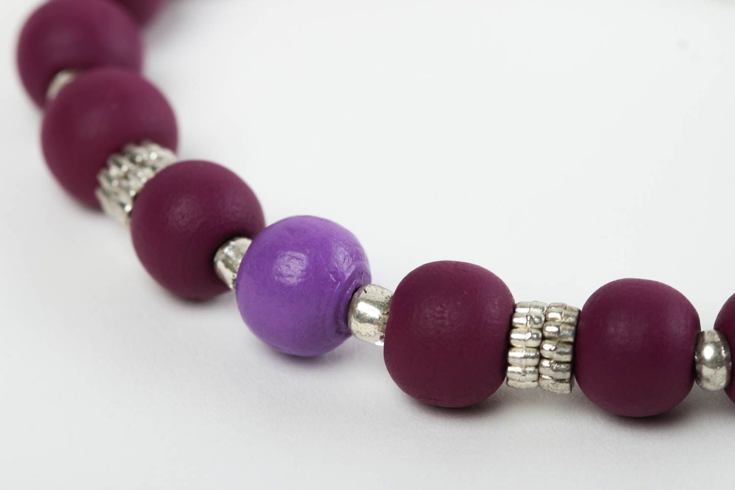 Bracelet tendance Bijou fait main violet en perles de bois Cadeau femme photo 1