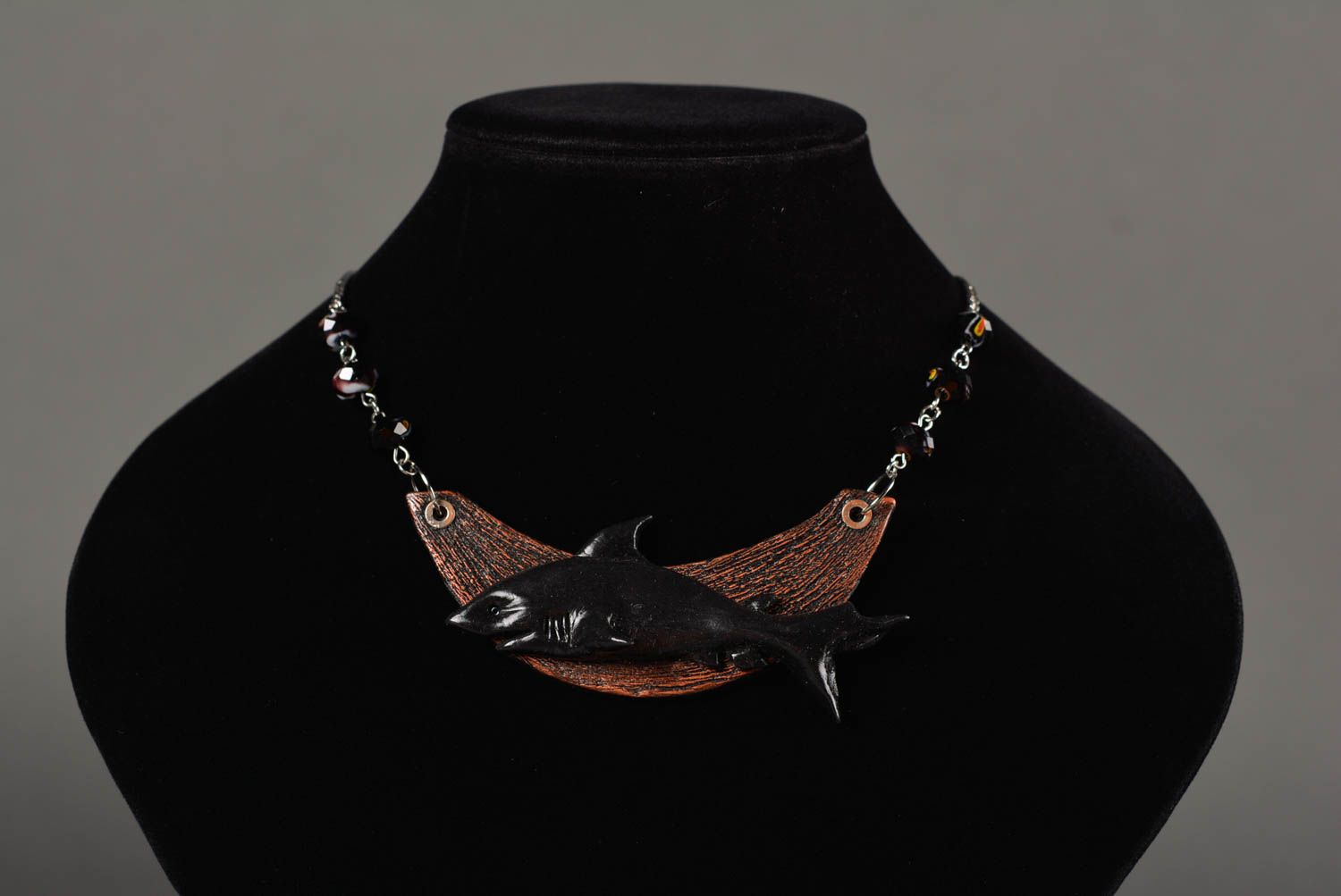 Pendentif pate polymere Bijou fait main Accessoire femme requin noir sur bois photo 2