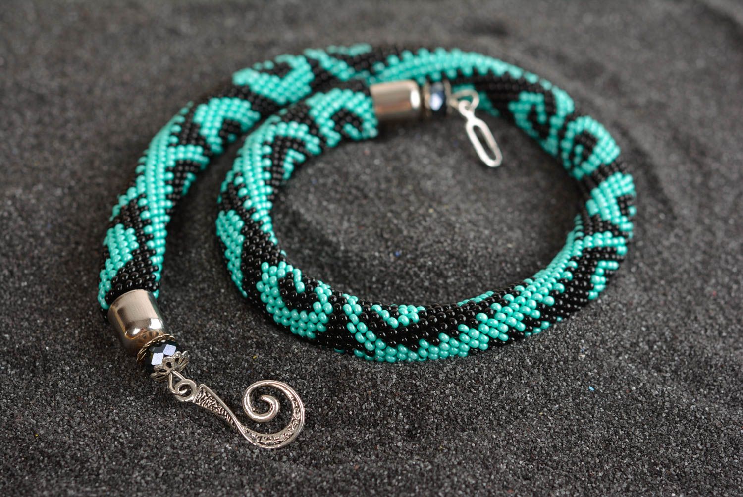 Collier spirale Bijou fait main Cadeau femme noir turquoise perles de rocaille photo 2