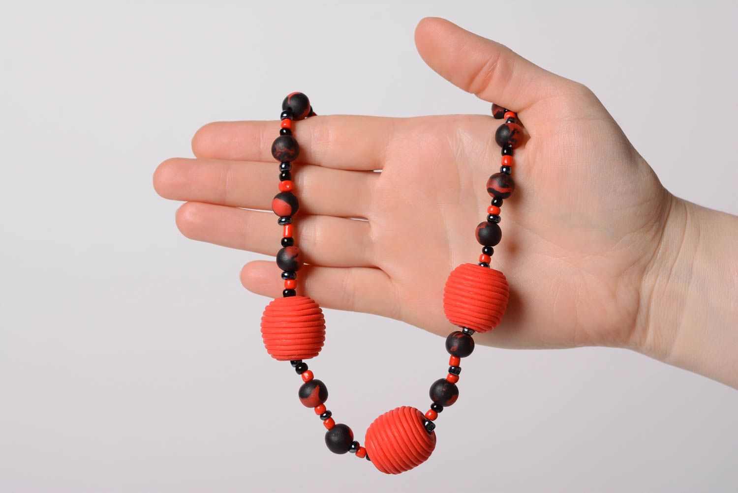 Joli collier en pâte polymère perles noires et rouges éclatant fait main photo 4