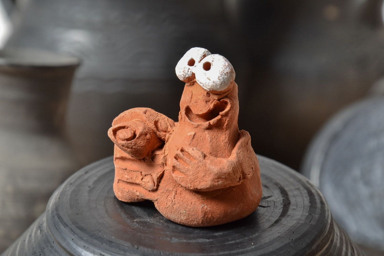 Statuetta divertente in argilla fatta a mano figurina decorativa in ceramica 
 foto 1