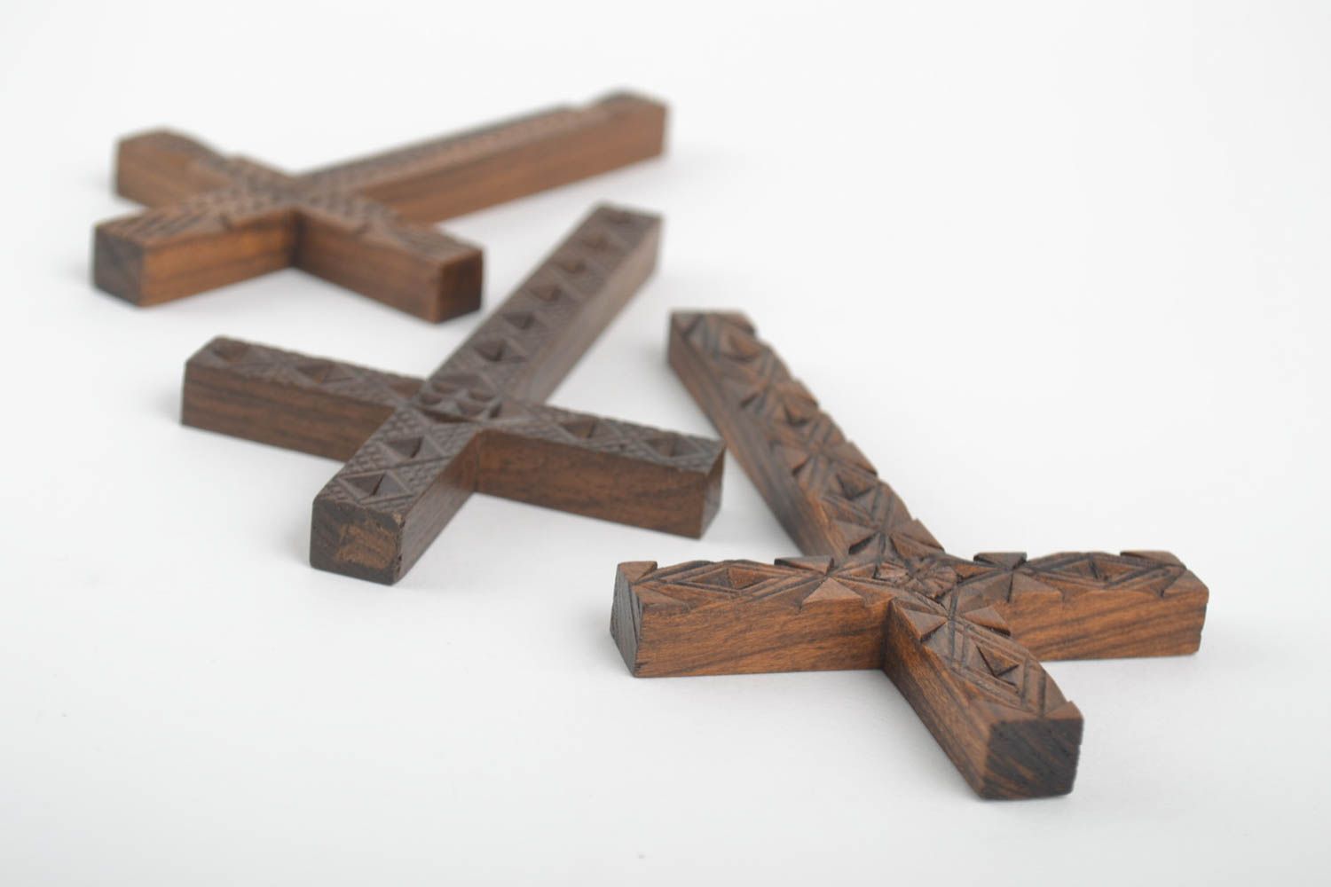 Кресты ручной работы резные кресты из дерева украшения на стену набор 3 штуки фото 3