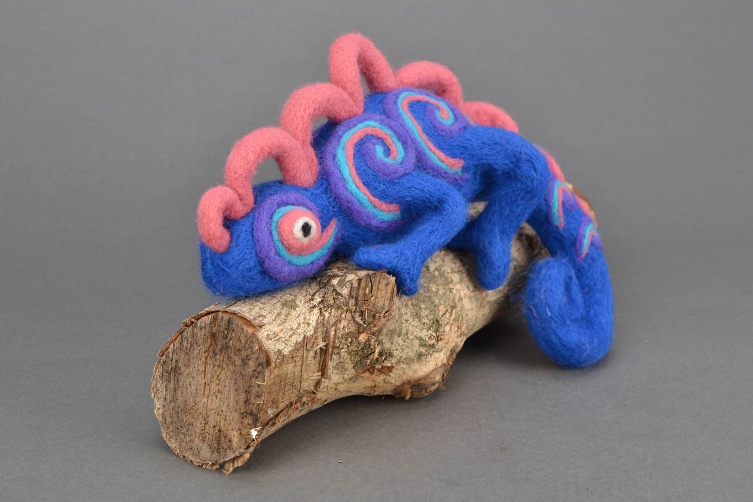 Wool felted toy chameleon photo 3