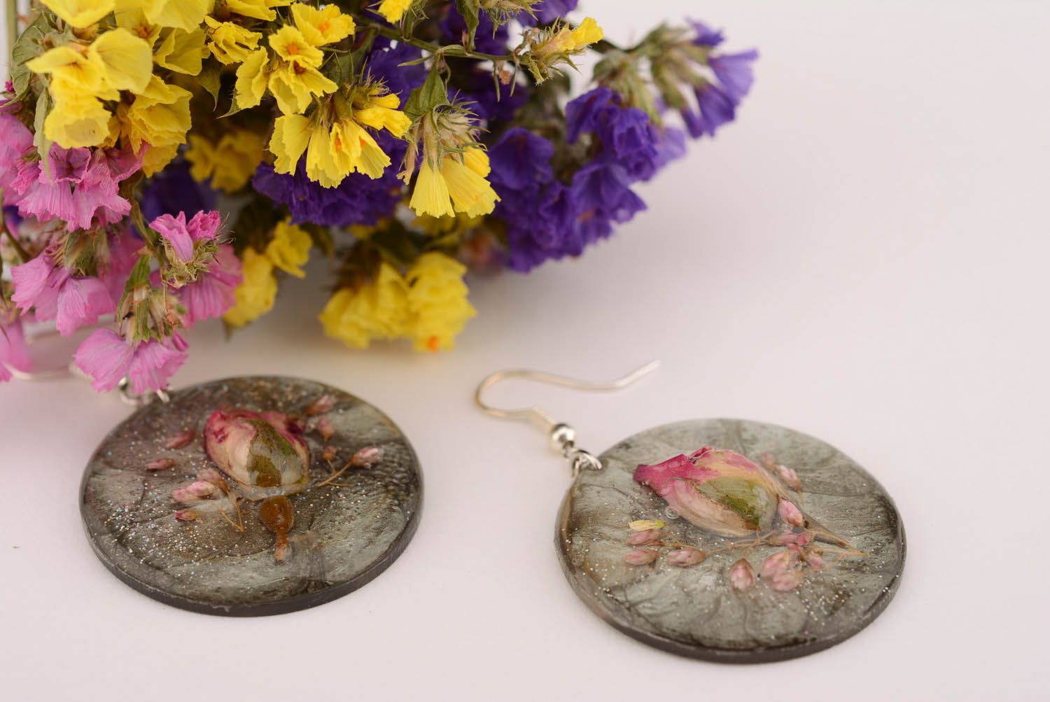 Orecchini con fiori secchi fatti a mano lunghi accessorio originale da donna foto 1