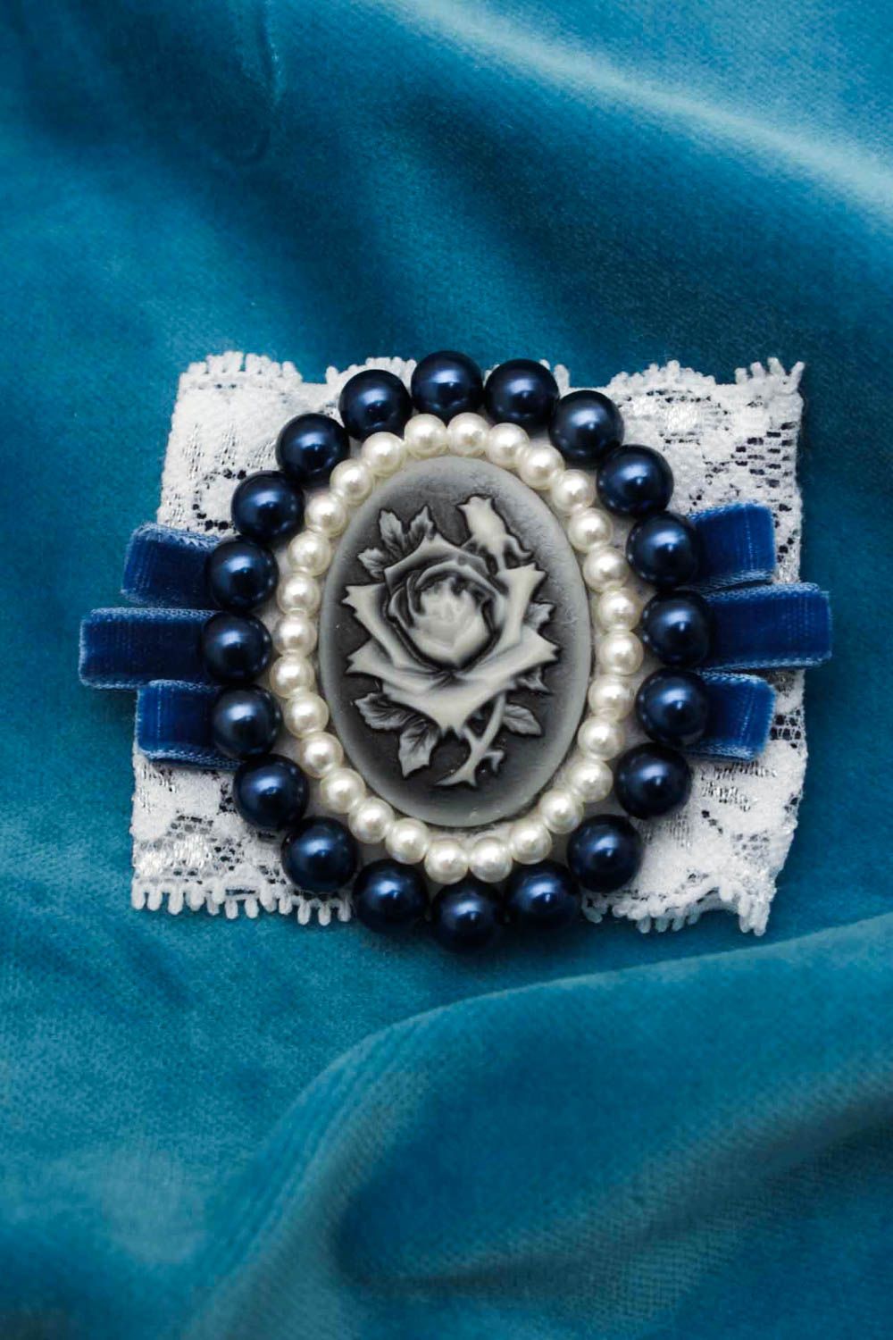 Schöne Brosche handmade Brosche Modeschmuck Accessoire für Frauen blau weiß foto 1