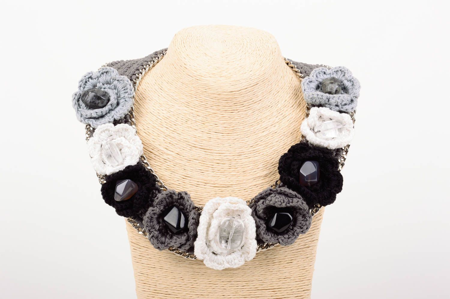 Серое массивное ожерелье вязаное колье хэнд мэйд бижутерия из натуральных камней фото 2