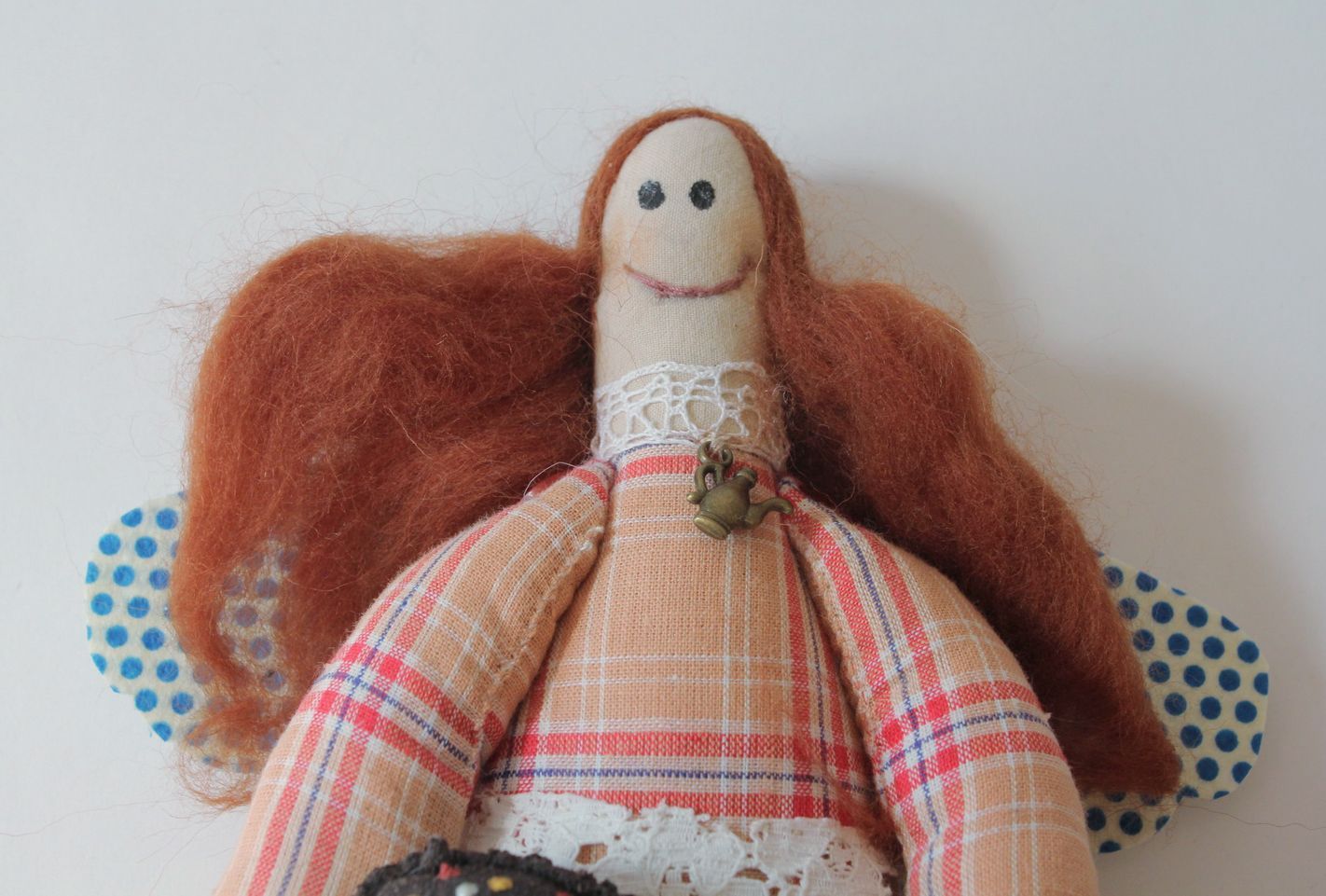 Bambola morbida in cotone fatta a mano pupazzo tessile con cuore bello
 foto 4