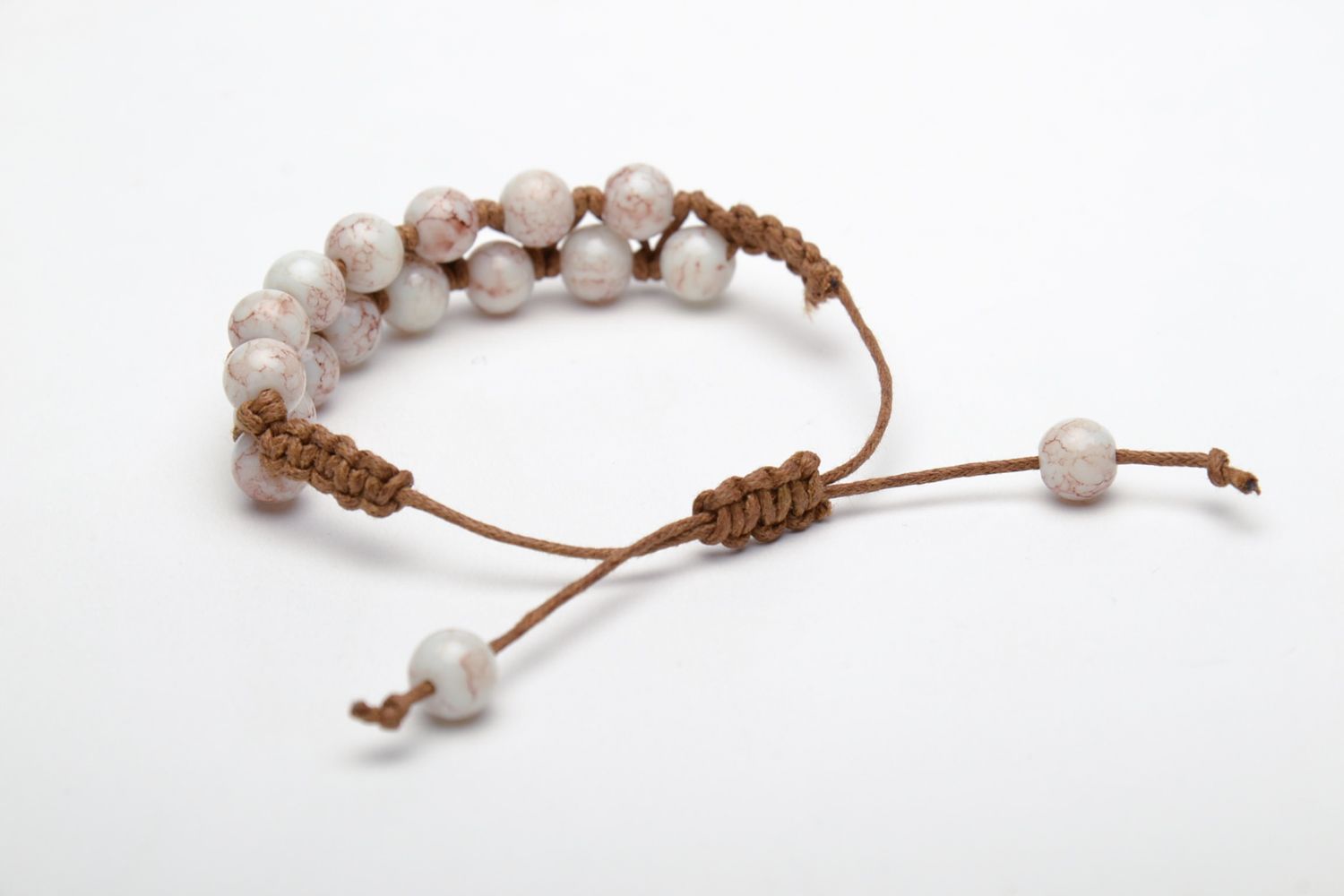 Bracelet en perles en plastique blanches et cordelette fait main pour femme  photo 4