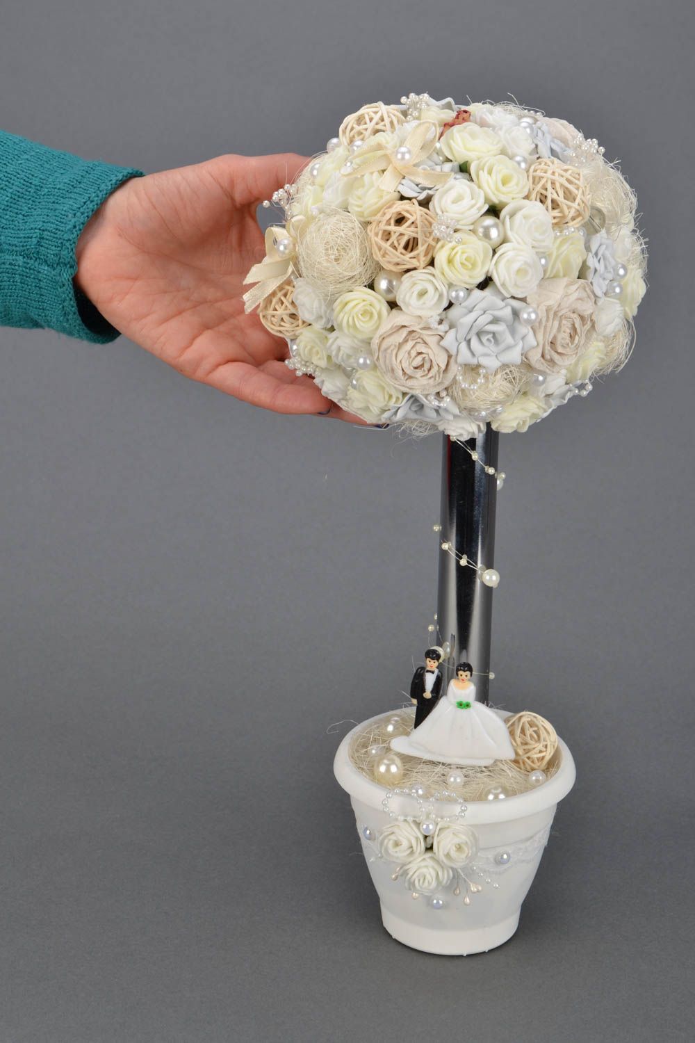 Topiaire blanche de fleurs pour mariage photo 2