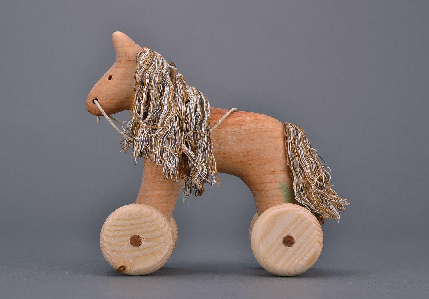 Деревянная маленькая лошадка фото 3