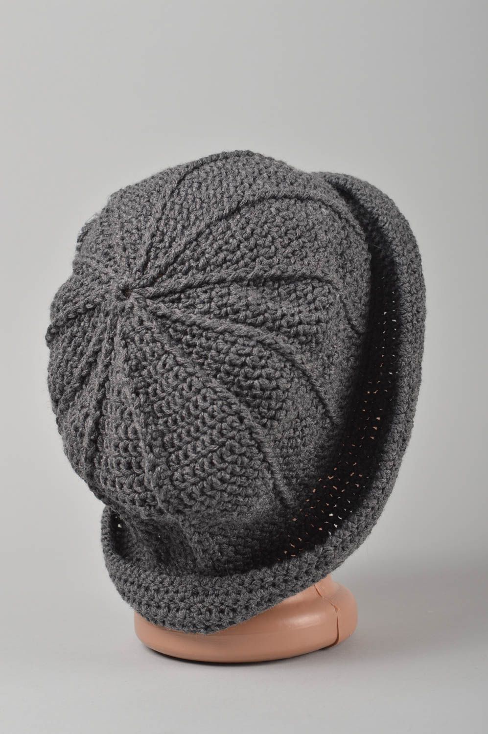 Вязаная шапка ручной работы зимняя шапка для женщины теплая шапка серая подарок фото 4
