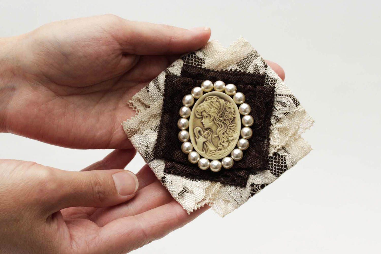 Handgefertigt Designer Schmuck Brosche mit Perlen Accessoire für Frauen   foto 2