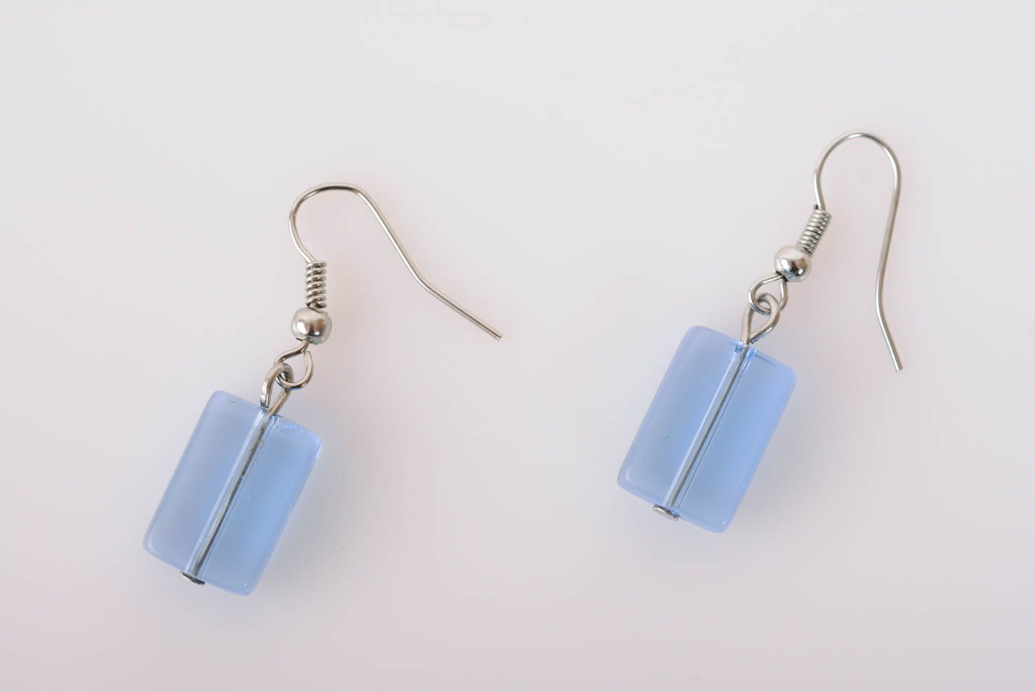 Светлые голубые серьги подвески с пластиковыми бусинами ручной работы оригинальные фото 1