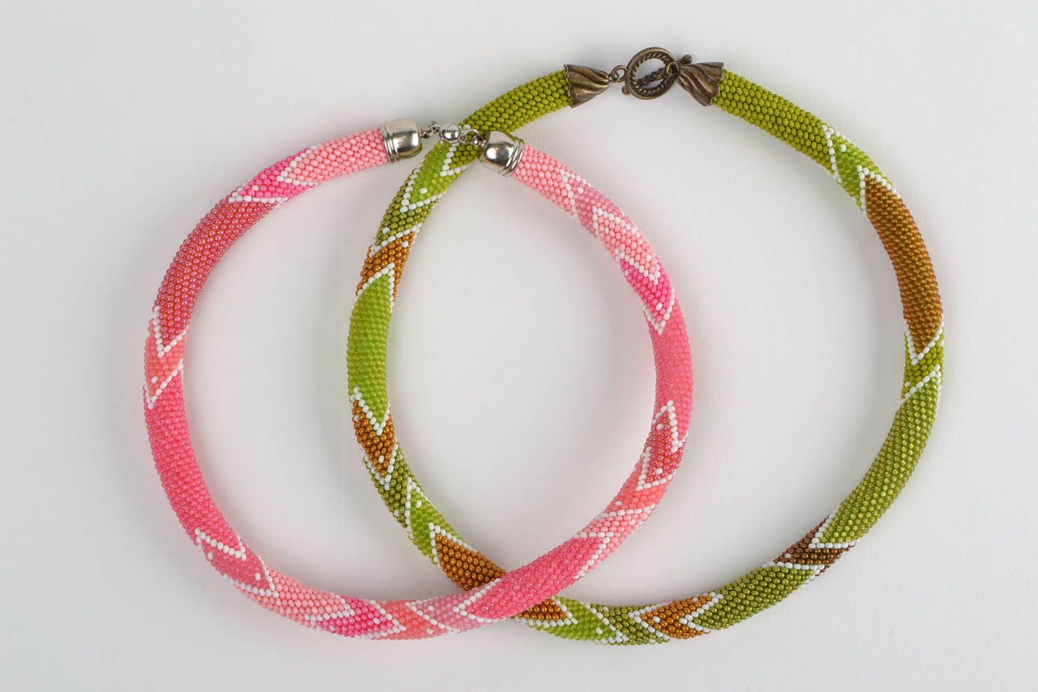 Conjunto de 2 collares artesanales tejidos de abalorios verde y rosado cordones foto 3