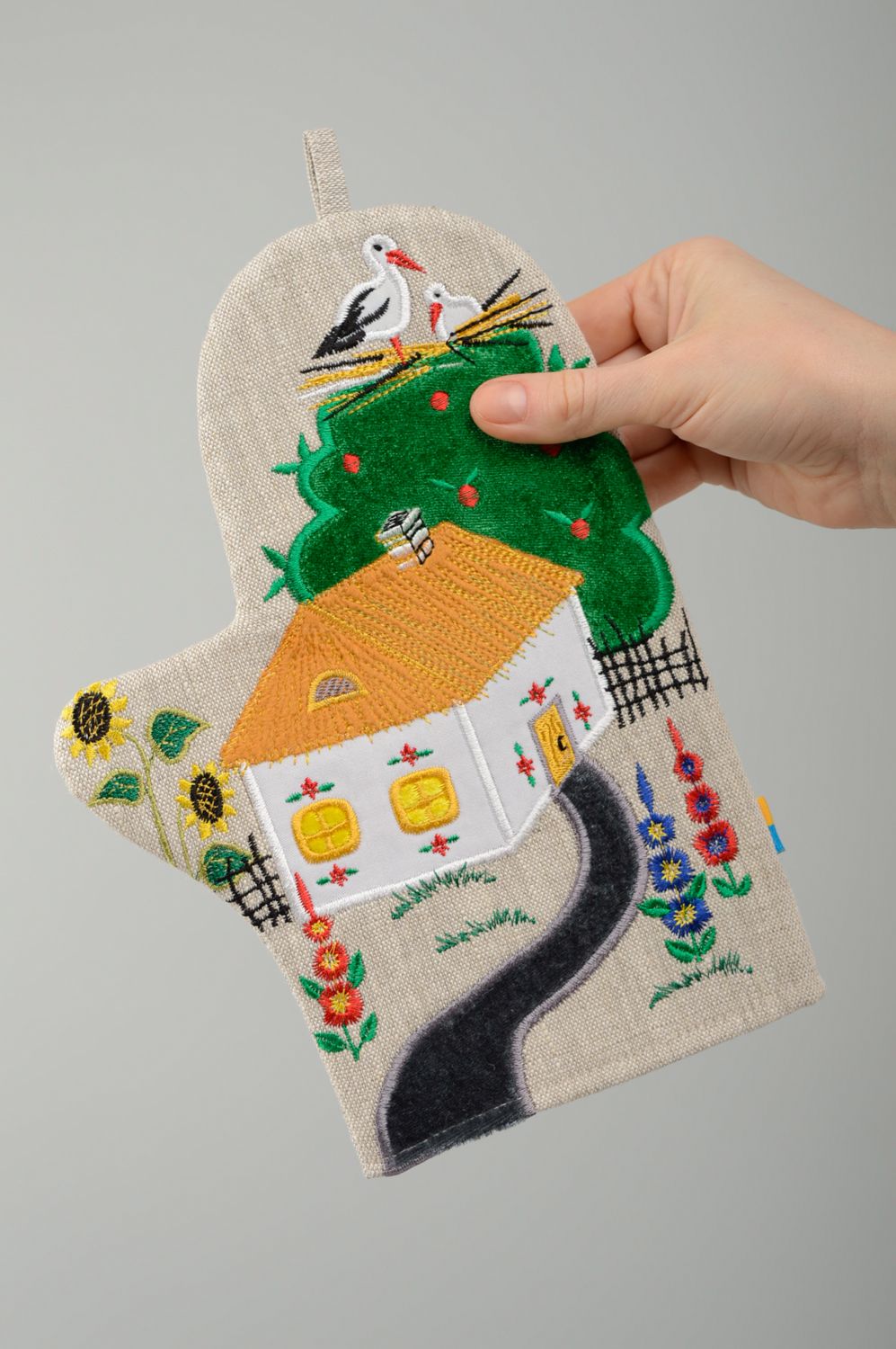 Linen oven mitt with embroidery photo 3