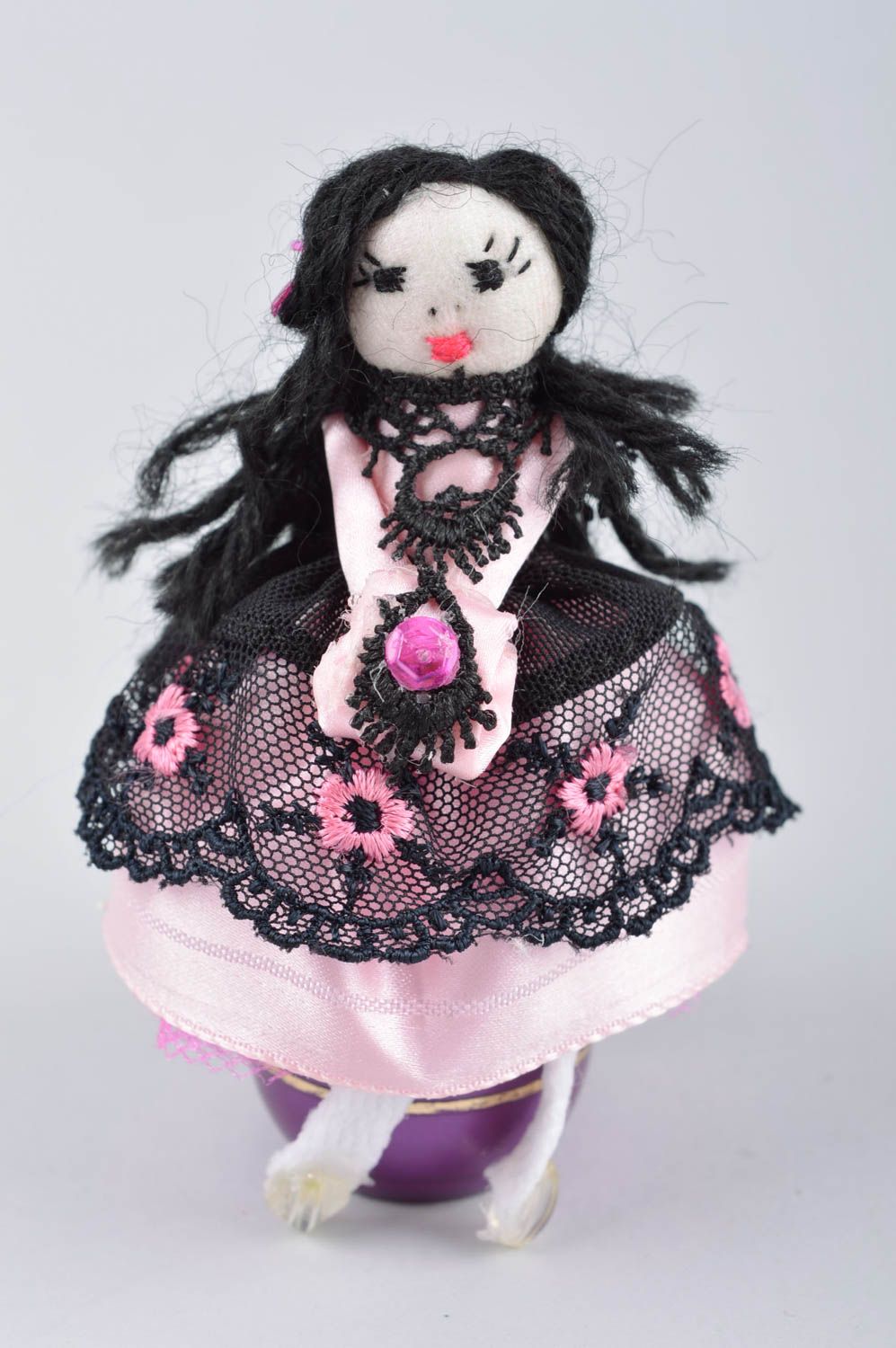 Кукла ручной работы авторская кукла для декора дома тряпичная кукла в черном фото 2