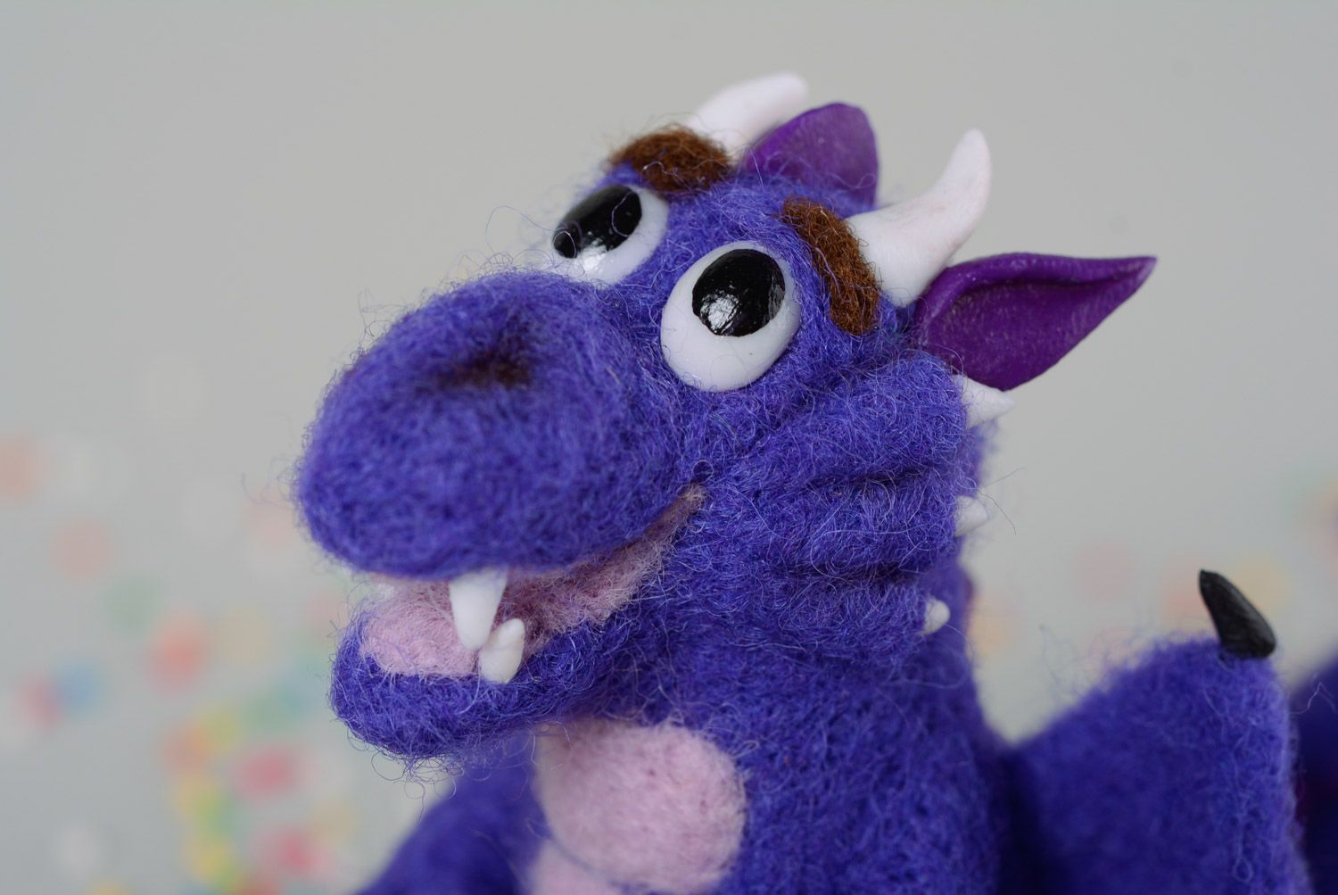 Petit jouet en laine feutrée et pâte polymère fait main original dragon violet photo 2