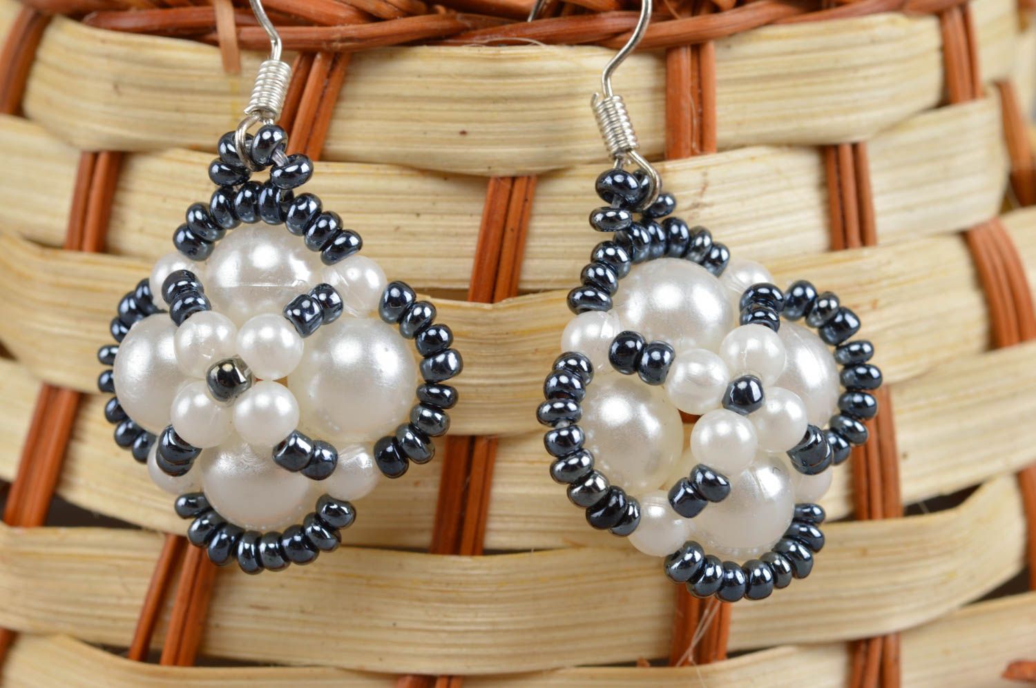 Boucles d'oreilles en perles de rocaille faites main gris blanc bijou original photo 1