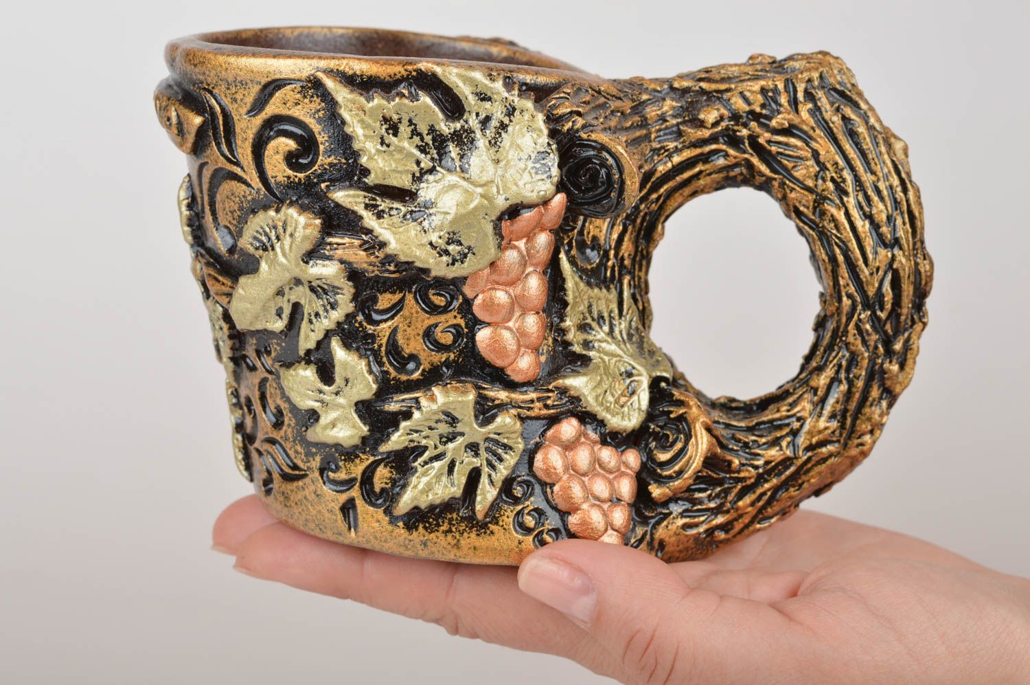 Handgemachter schöner origineller Keramik Untersetzer für Flasche mit Bemalung foto 3