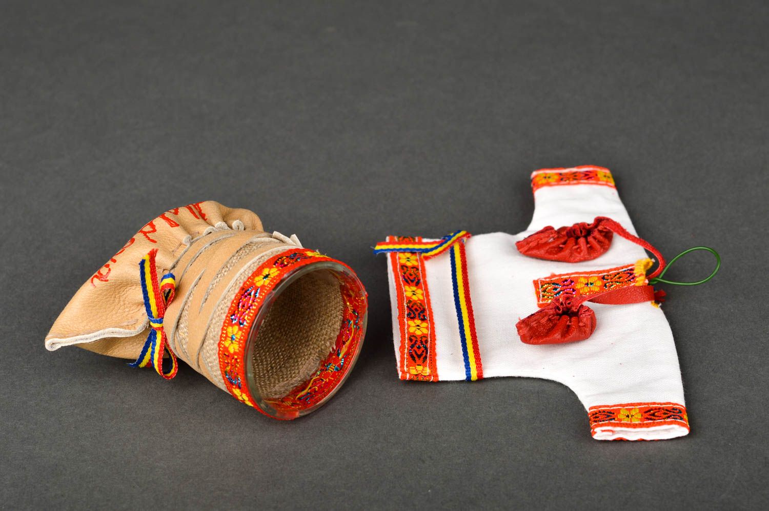Pot à crayons design fait main Décoration à accrocher botte et chemise Ethno photo 3
