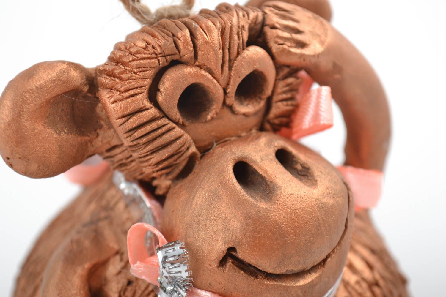 Глиняный колокольчик в виде обезьянки ручной работы расписанный красками фото 2