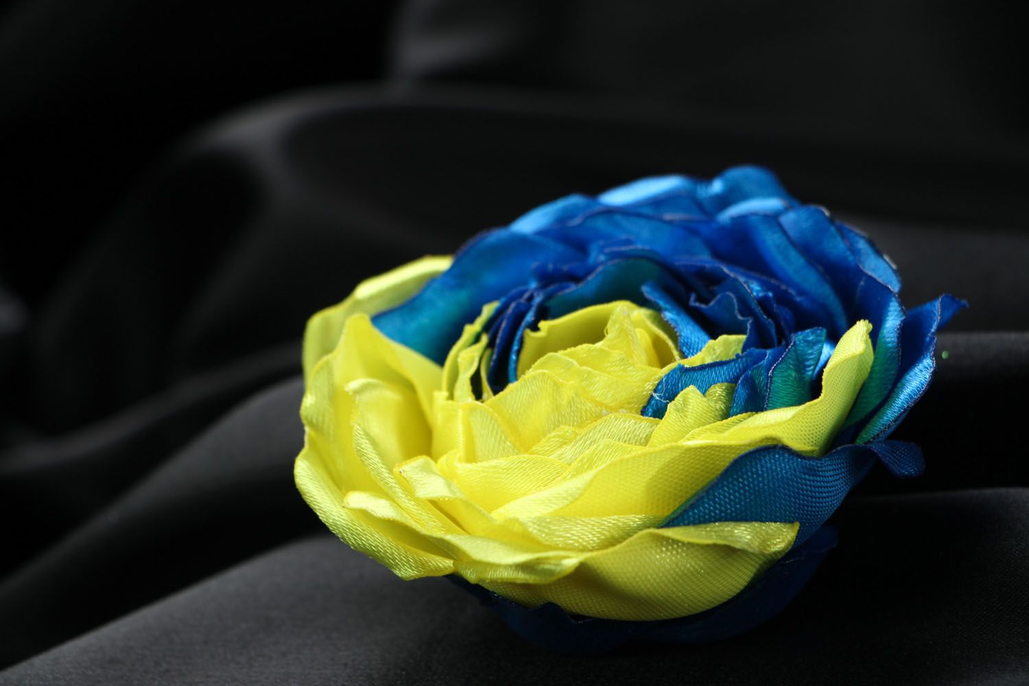 Broche artesanal têxtil Rosa amarela-azul  foto 2