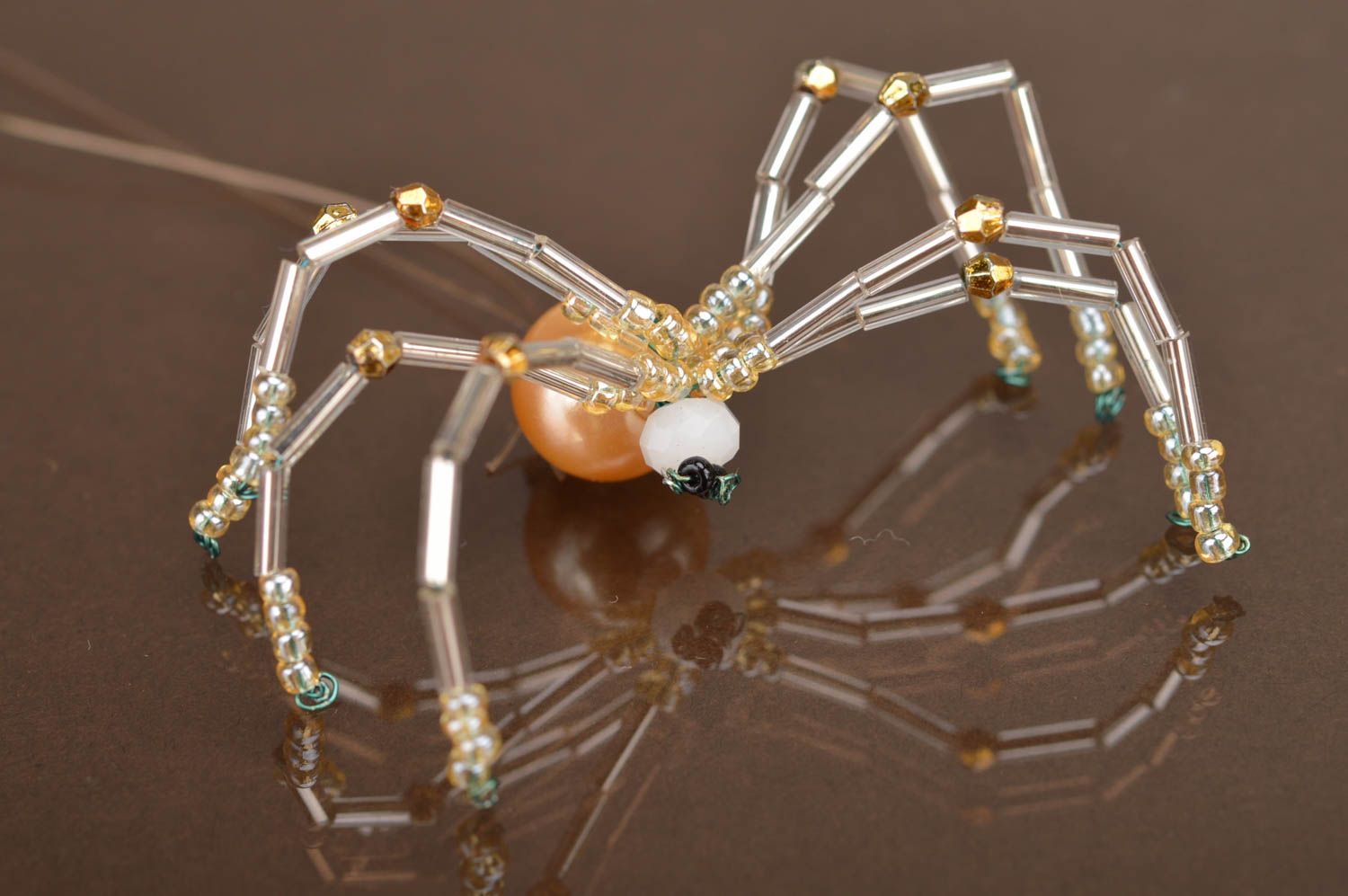 Deko Anhänger aus Glasperlen Spinne klein in Gold handgemacht künstlerisch schön foto 1