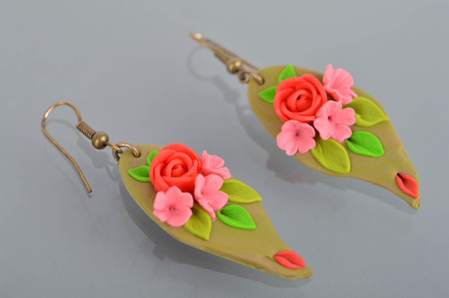 Boucles d'oreilles en pâte polymère avec fleurs faites main pendantes design photo 2