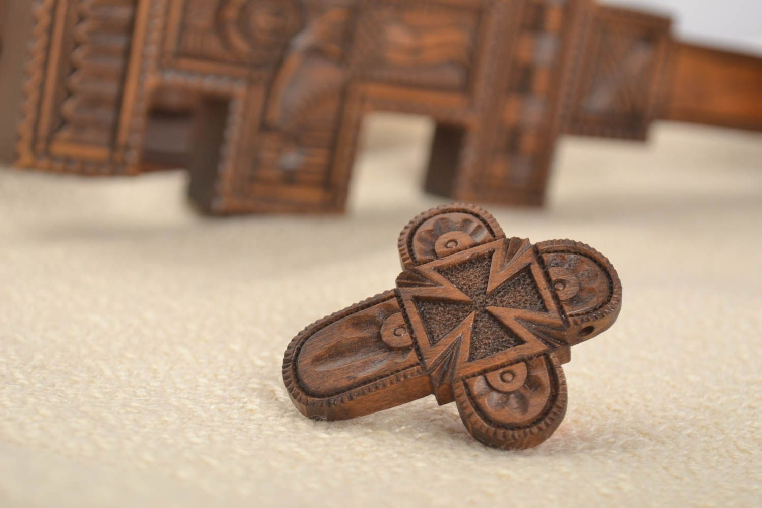 Крест ручной работы нательный крестик деревянный крестик без распятия резной фото 1
