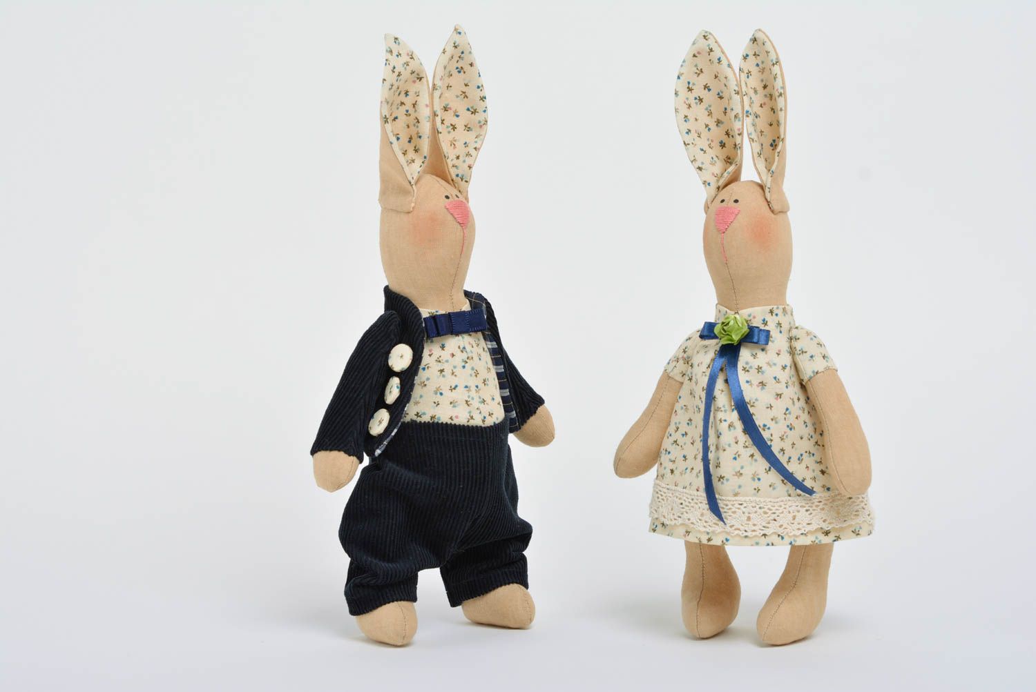 Набор мягких игрушек ручной работы зайцы из ткани 2 штуки для детей и декора фото 4
