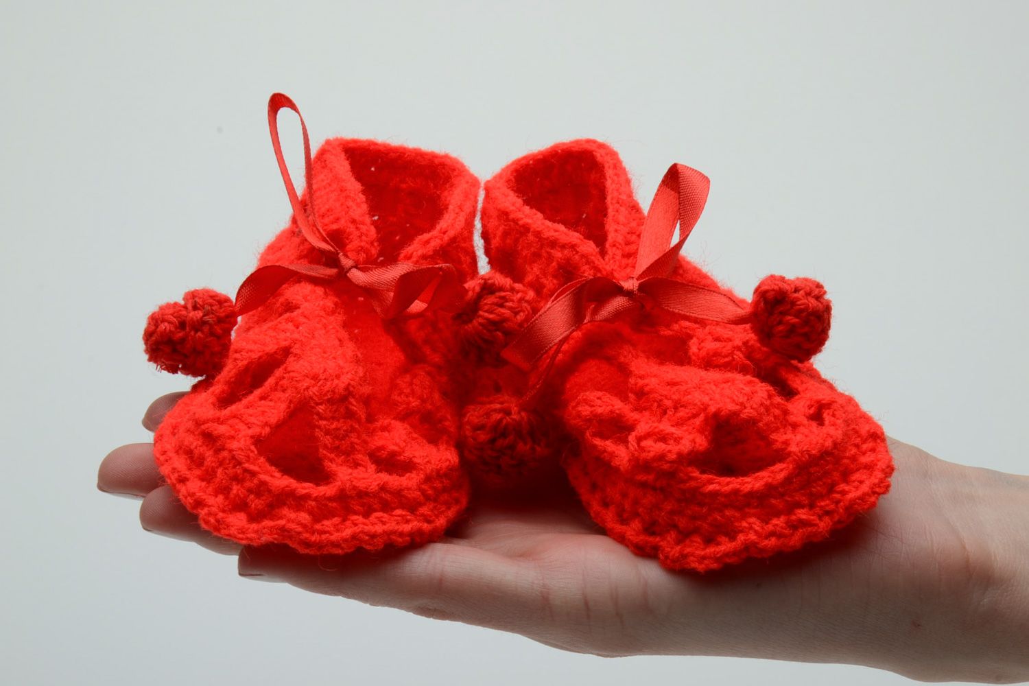 Chaussons rouges tricotés en coton et acrylique au crochet faits main pour bébé photo 5
