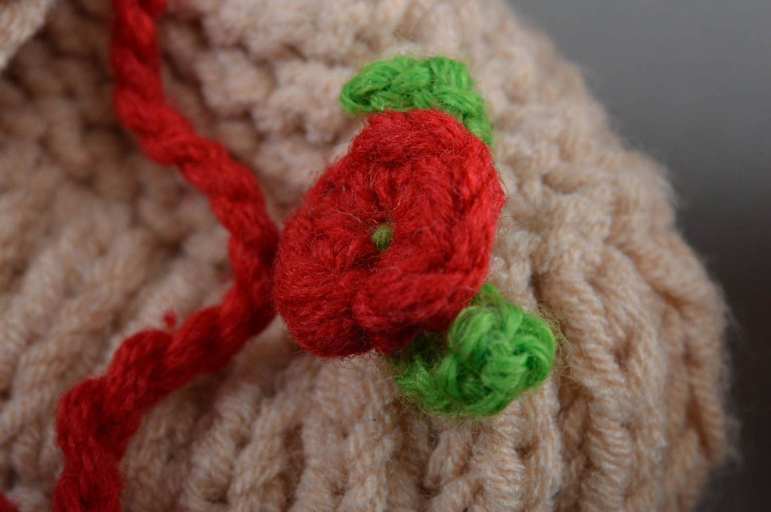 Chaussons de bébé tricotés beiges en demi-laine faits main avec attaches   photo 2