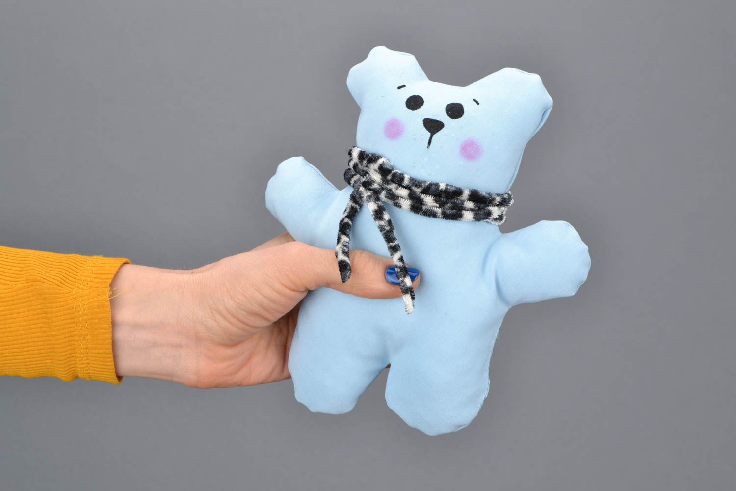 Дизайнерская игрушка в виде медвежонка фото 1