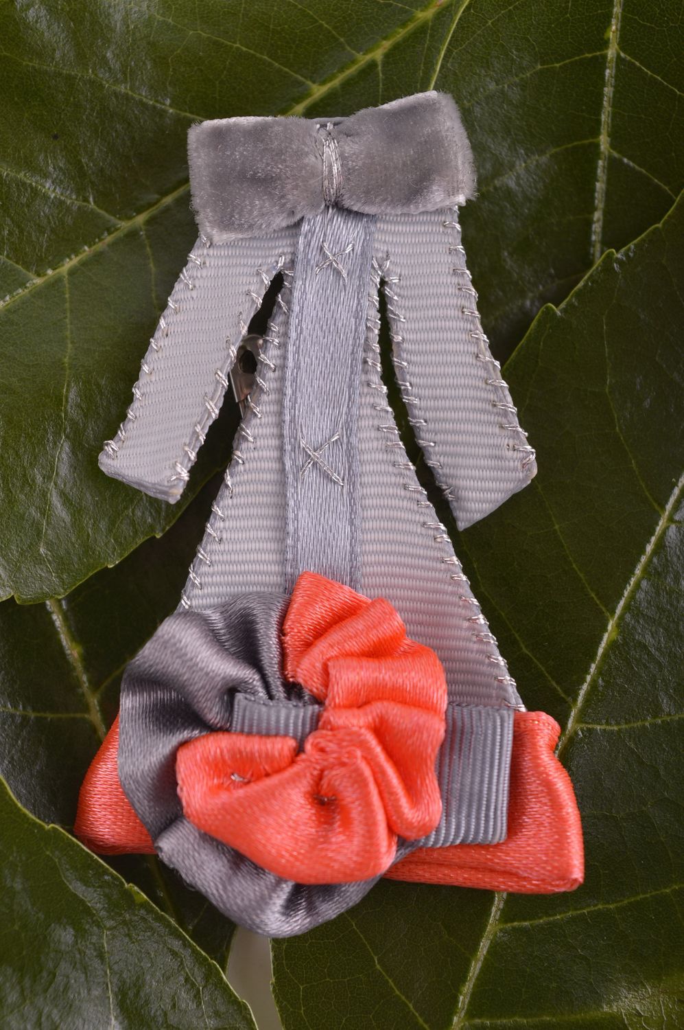 Broche textile Bijou fait main gris satin rubans Accessoire femme design photo 2