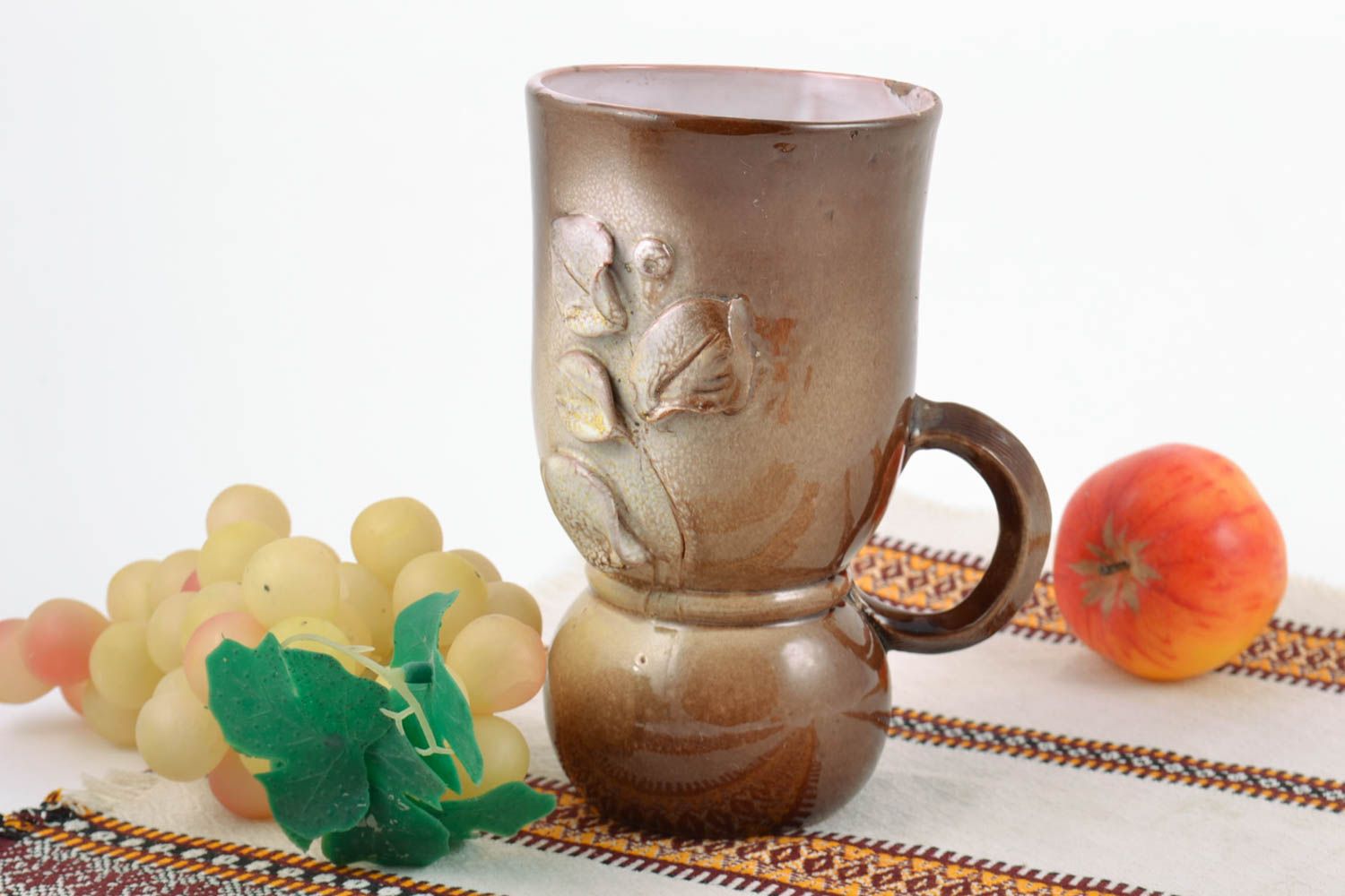 Großer brauner handmade Tasse aus Ton mit Glasur bedeckt schön öko reiner Dekor foto 1