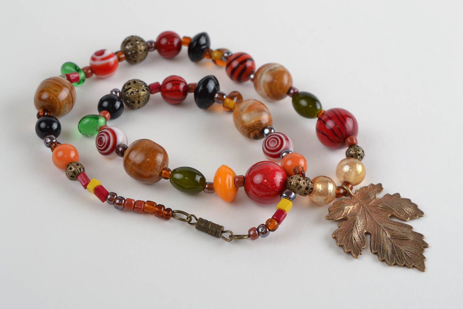 Collier multicolore perles de verre et jadéite avec pendentif feuille fait main photo 3
